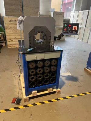 Systeemdruk 31.5MPa En Super Dunne AC slang Crimping Machine Door 1500T Crimping Force