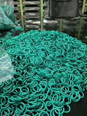 Groen NBR/FKM/FFKM/EDPM/SI Rubber O Rings OEM/ODM Compressie gieten met goede oliebestendigheid 16-30 N/mm Verscheurbaarheid
