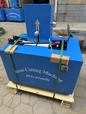 Goede prijs. 2 inch blauwe skiving en 4 lagen elektrische rubber slang snijmachine met geavanceerde en gebruikersvriendelijke knop controle online