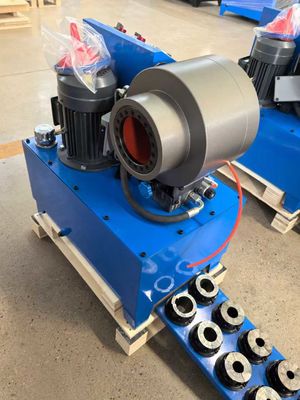 Smeedproces Eén stuk zonder laspunten, een stuk gevormd materiaal, hoge hardheid, slijtvastheid, lange levensduur Oliepompdruk 31,5Mpa Slangencrimpmachine DX68 Slangencrimp