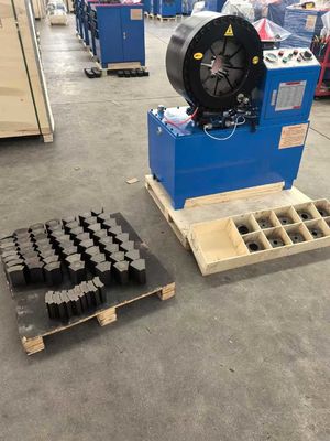 Hydraulisch elektrisch 4 inch 4-102 mm Blauwe kleur Basismodel Korter Model 4 lagen slang Grote grootte Industriële gevlochten slang Crimping Machine 4 Kw Compacte structuur