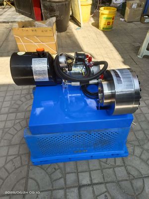 Goede prijs. 1 Inch 7 Matrijzen 1-4 Laags Slang Hydraulische Krimpmachine / Slang Krimpmachine Hoge Druk 6-25mm Met Blauwe Kleur 12v/24V online