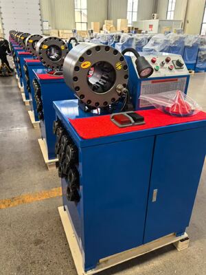 Goede prijs. 2 inch 600T krimpkracht blauwe kleur krimpgrootte bereik 2,5 inch met snelwisselgereedschap rubberen slang krimpmachine met bereik van 6-51 mm en 10 verwisselbare matrijzen online