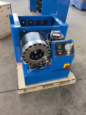 Goede prijs. 2 inch krimpbereik tot 51 mm blauwe kleur 220V/240V/380V/415V spanning hydraulische slang krimpmachine Botton Control Systerm met snelwisselgereedschap en rek en 10 verwisselbare matrijzen online