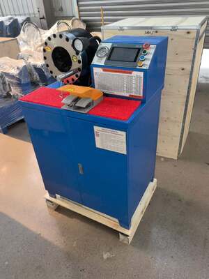 Goede prijs. 2 inch 600T rubberen slang krimpmachine Hoger model blauwe kleur 220v / 380v spanning PLC-besturingsysterm met bereik van 6-51 mm en 10 verwisselbare matrijzen online